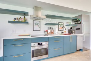 Mikrobølgeovn, ovn, kokeplater og oppvaskmaskin