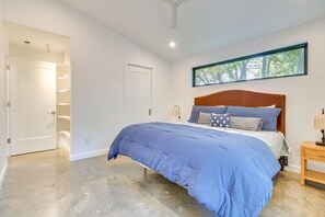 2 soverom, skrivebord, skrivebord for bærbar PC og sengetøy