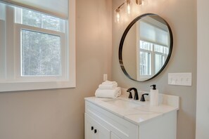 Apartment (4 Bedrooms) | Interior - Spacious Conway Vacation Rental w/ Pool Table (North Conway)