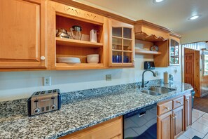 Interior - Stunning Idyllwild Home w/ Private Hot Tub & Decks (Idyllwild)