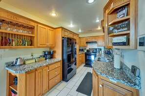 Interior - Stunning Idyllwild Home w/ Private Hot Tub & Decks (Idyllwild)