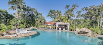 Pool & Hot Tub: Spacious Villa in Coral Springs!