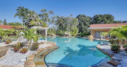 Pool & Hot Tub: Spacious Villa in Coral Springs!