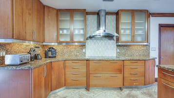 Villa (6 Bedrooms) | Interior