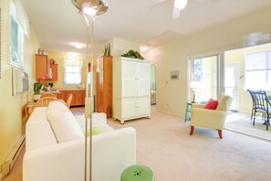 Cottage (1 Bedroom) | Interior - Sunny Wells Cottage - 1 Mi to Moody Beach! (Wells)
