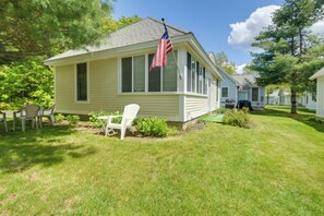 Cottage (1 Bedroom) | Interior - Sunny Wells Cottage - 1 Mi to Moody Beach! (Wells)