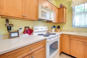 Cottage (1 Bedroom) | Interior - Sunny Wells Cottage - 1 Mi to Moody Beach! (Wells)