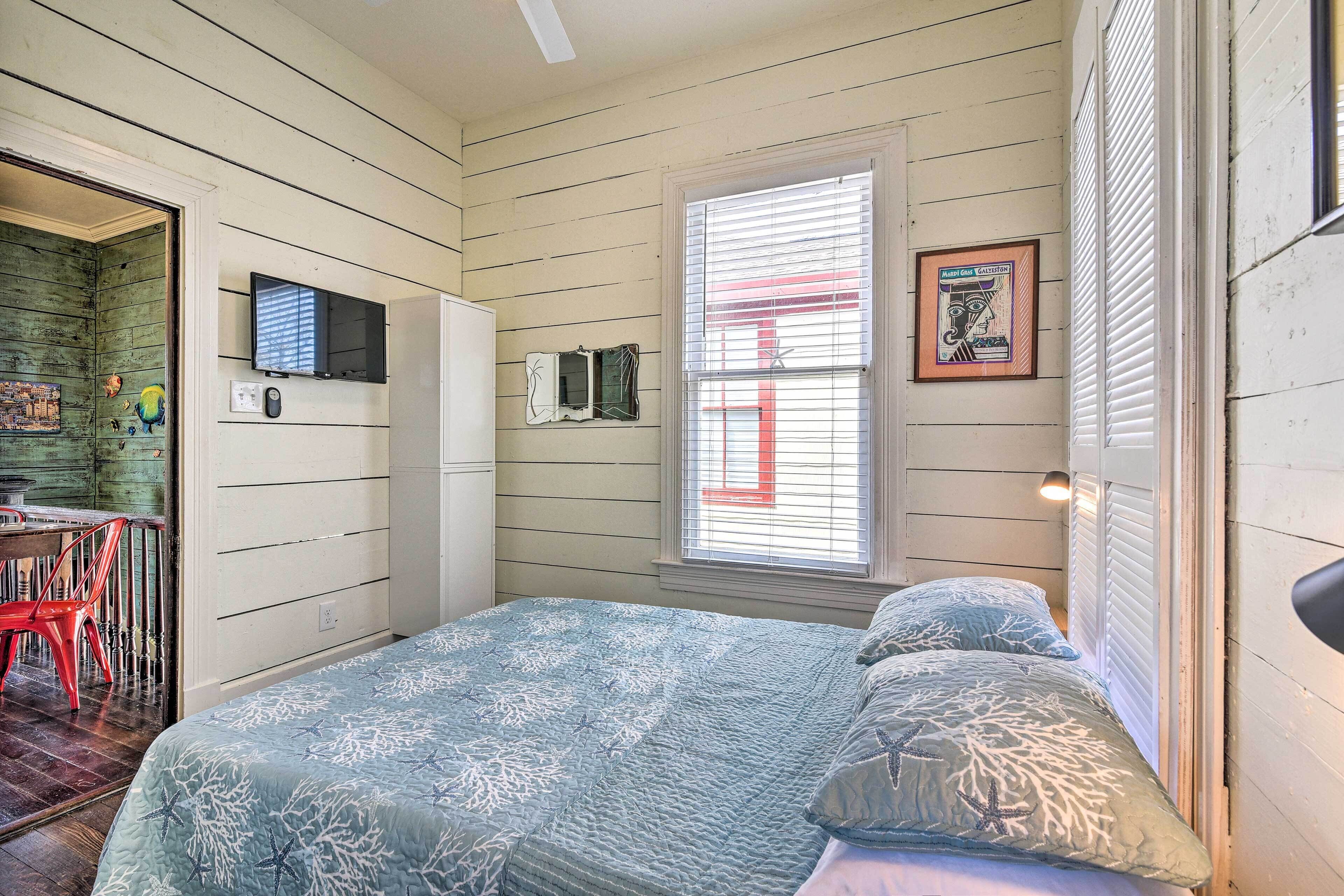 Un dormitorio con cama, escritorio y silla.