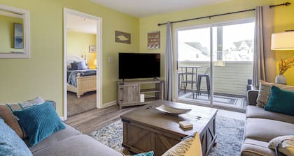 3 Mi to Savannah Beach: Lewes Condo w/ Pool Access