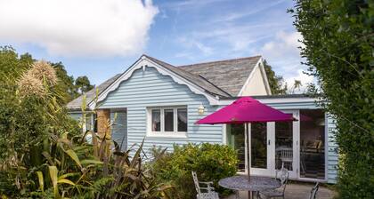 1950's styled Bungalow close to Cornwall Coast in quiet surroundings.