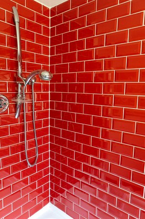 Produtos de toalete biodegradáveis, secador de cabelo, toalhas de banho 