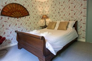 3 bedrooms, travel cot, WiFi, bed sheets