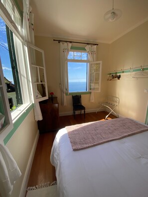 1 bedroom, iron/ironing board, travel cot, free WiFi - “Fuchsia” is a Refurbished old country house  (Quebrada)