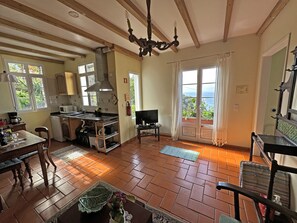 冰箱、微波炉、烤面包机、高脚椅