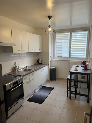 Fridge, microwave, oven, stovetop - Appartement T3, 65m² Proche de Paris (Méry-sur-Oise)