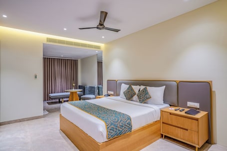 Champagne service. Hotel Sannidhi Emerald