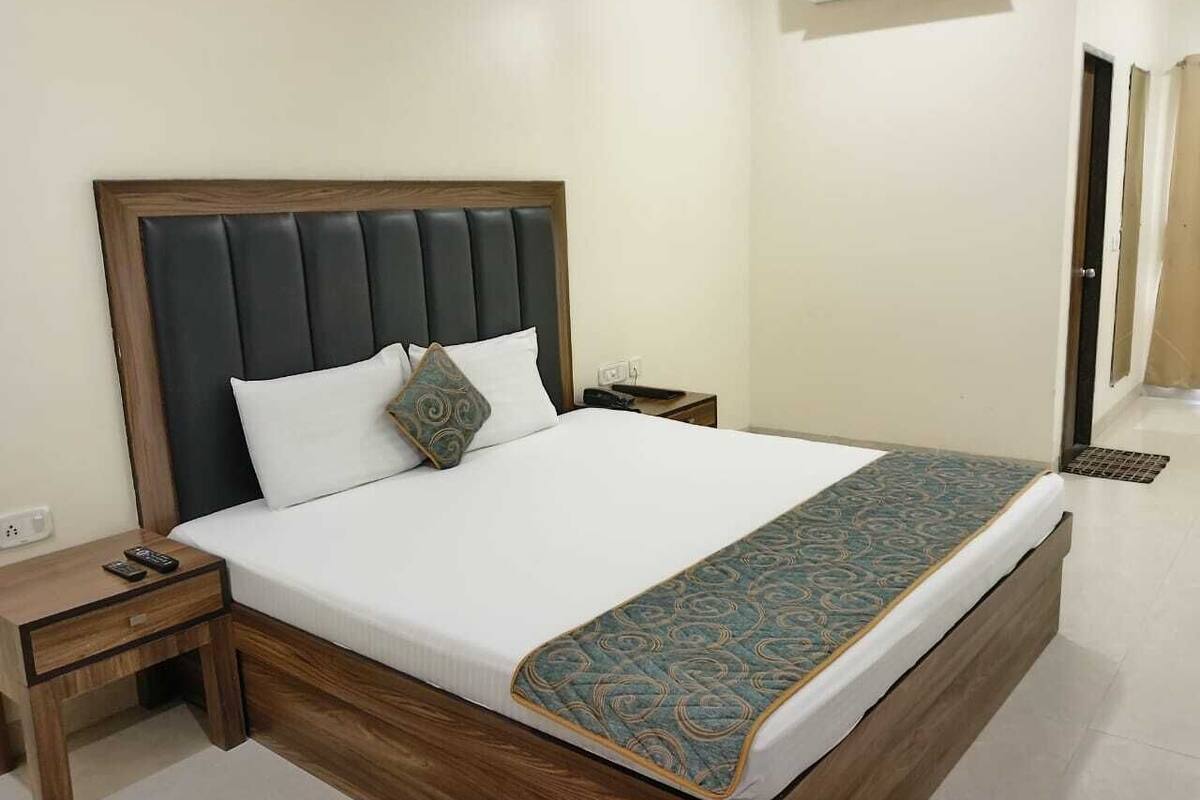 Executive Double or Twin Room | In-room safe, blackout drapes, soundproofing, iron/ironing board