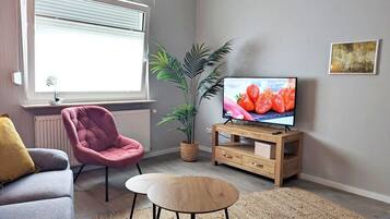 Design Apartment, 2 Bedrooms, Non Smoking | Ruang tamu | 42 inci televisyen skrin rata dengan satelit