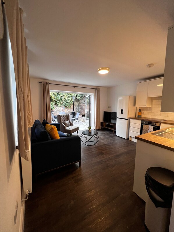 Living area - Central flat in Market Street- GF (Watford)