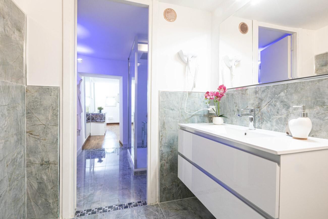 Sèche-cheveux, serviettes fournies