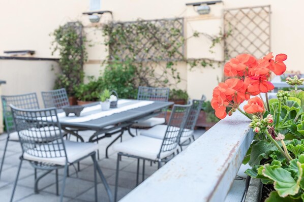 屋外ダイニングエリア