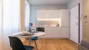 Een koelkast, een magnetron, een oven, een kookplaat