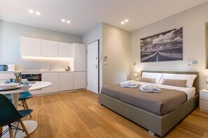 5 bedrooms, iron/ironing board, bed sheets