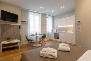 5 bedrooms, iron/ironing board, bed sheets
