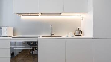 Een koelkast, een magnetron, een oven, een kookplaat