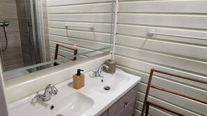 Shower, hair dryer, soap, shampoo - La Chalaumière (Chalaux)