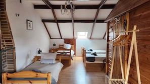 2 habitaciones, tabla de planchar con plancha y cuna de viaje