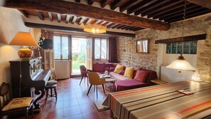 テレビ、DVD プレーヤー