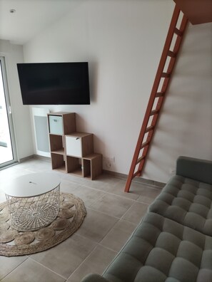 TV - Maison Avec Jacuzzi, Proche Plages (Avrillé)