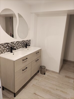 Shower - Maison Avec Jacuzzi, Proche Plages (Avrillé)