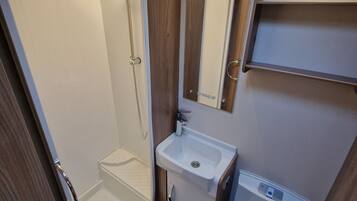 Chalet | Bathroom | Shower, towels