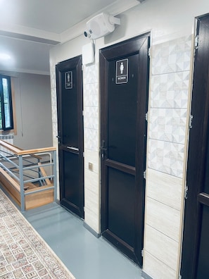 Phòng 2 giường đơn phong cách cổ điển | Phòng tắm | Buồng tắm vòi sen, vòi sen phun mưa, đồ dùng nhà tắm miễn phí