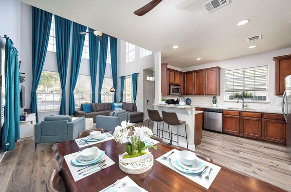 Dining - Upstay: Stylish 4BR Getaway in Vibrant East Austin (Austin)