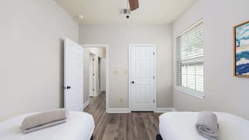 4 bedrooms, iron/ironing board, free WiFi, bed sheets