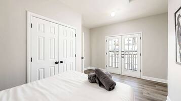 4 bedrooms, iron/ironing board, WiFi, bed sheets