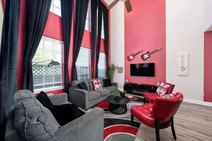 Televisie, een open haard, een tafeltennistafel en een kantoor