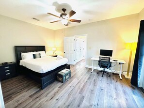 4 slaapkamers, een bureau, een strijkplank/strijkijzer, wifi