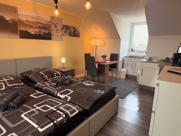 1 soverom, skrivebord, strykejern/-brett og wi-fi (inkludert)