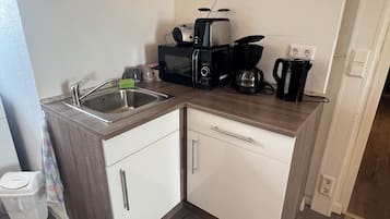 Refrigerador, microondas, placa de cocina, cafetera/tetera