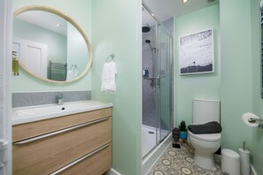 Comfort Apartment, 2 Bedrooms, Non Smoking | Bathroom | Shower, hair dryer, towels - Central Plymouth 2Bed Apartment-Sleeps 4 (Plymouth)