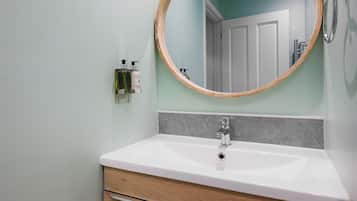 Appartement Confort, 2 chambres, non-fumeurs | Salle de bain | Douche, sèche-cheveux, serviettes fournies