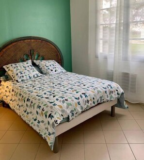 3 habitaciones, tabla de planchar con plancha y cuna de viaje 