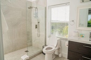 Bruser, hårtørrer, håndklæder, Sæbe