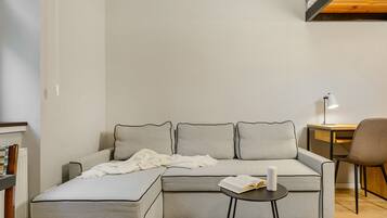 Deluxe Apartment | Hypo-allergenic bedding, desk, laptop workspace, blackout drapes