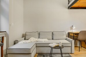 Deluxe Apartment | Hypo-allergenic bedding, desk, laptop workspace, blackout drapes - ShortStayPoland Brzeska B147 (Warsaw)