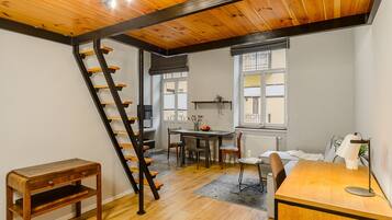 Deluxe Apartment | Hypo-allergenic bedding, desk, laptop workspace, blackout drapes